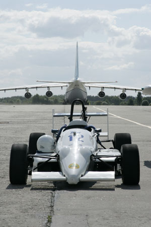 20 вересня 2006 року Сергій Малик на автомобілі «Естонія 25» у трьох заїздах обігнав на 1200-метровій дистанції реактивний літак Л-29 «Дельфін»