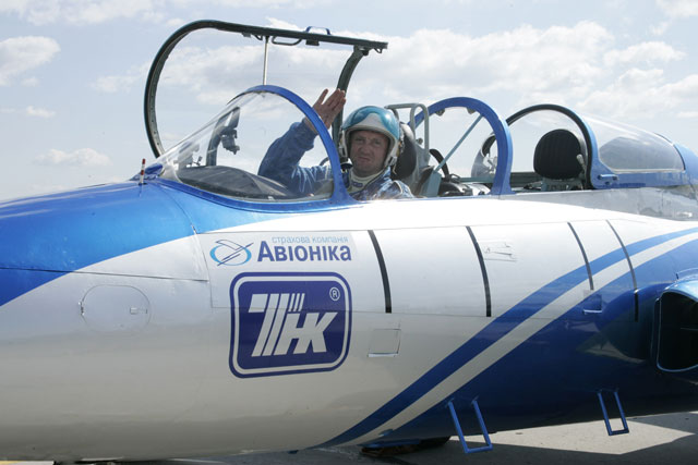20 вересня 2006 року Сергій Малик на автомобілі «Естонія 25» у трьох заїздах обігнав на 1200-метровій дистанції реактивний літак Л-29 «Дельфін»