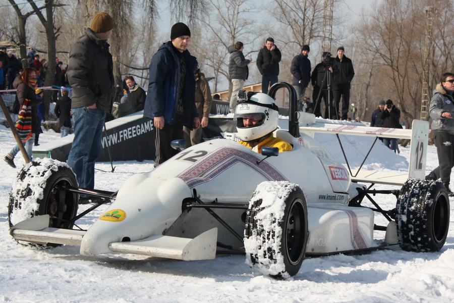 Перший заїзд на льоду автомобіля класу «Формула-1600»