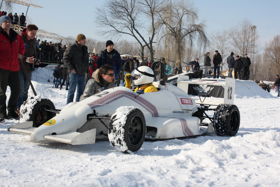 Перший заїзд на льоду автомобіля класу «Формула-1600»