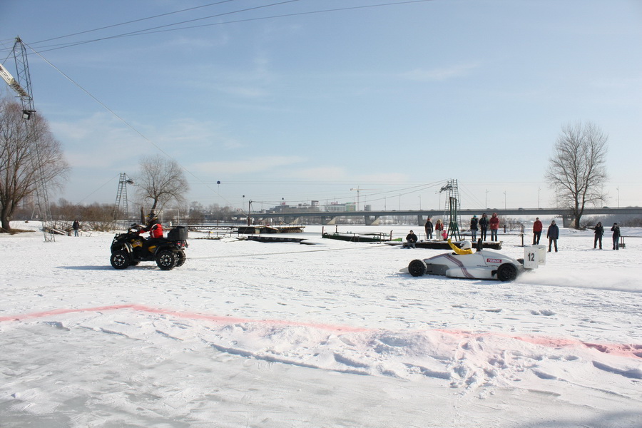 Перший заїзд на льоду автомобіля класу «Формула-1600»