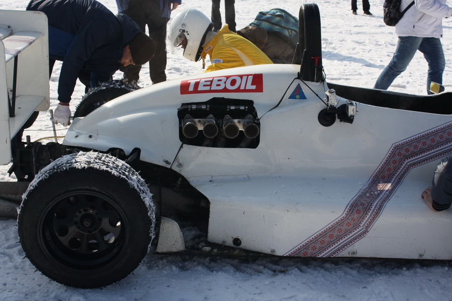 Перший заїзд на льоду автомобіля класу «Формула-1600»