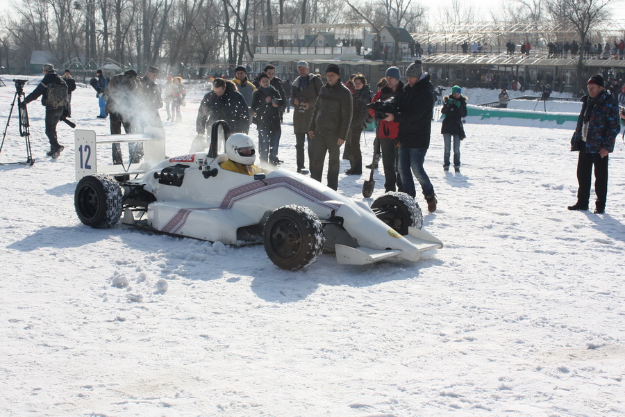 Перший заїзд на льоду автомобіля класу «Формула-1600»