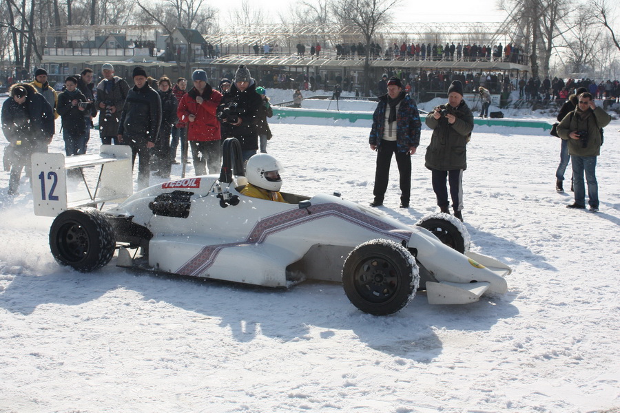 Перший заїзд на льоду автомобіля класу «Формула-1600»