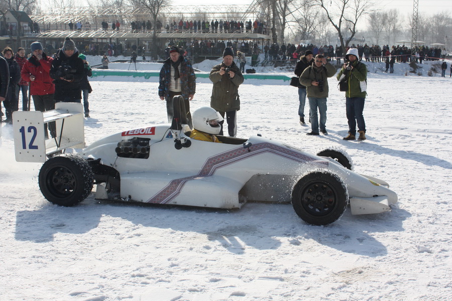 Перший заїзд на льоду автомобіля класу «Формула-1600»