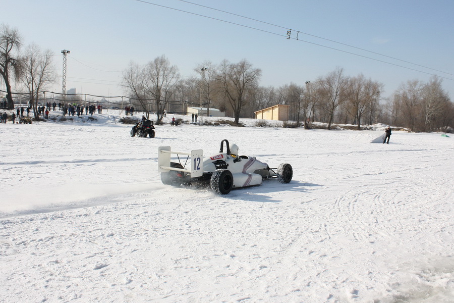 Перший заїзд на льоду автомобіля класу «Формула-1600»