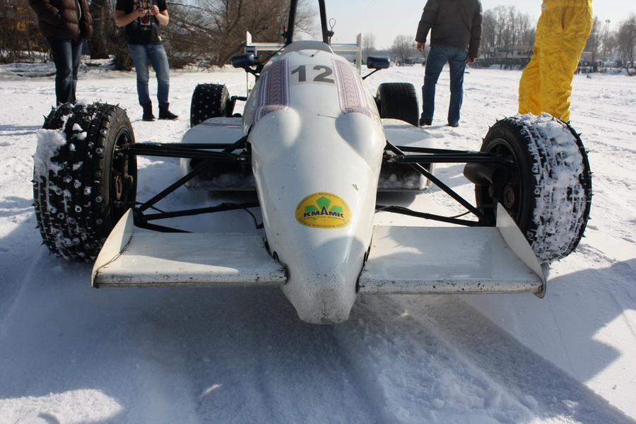 Перший заїзд на льоду автомобіля класу «Формула-1600»