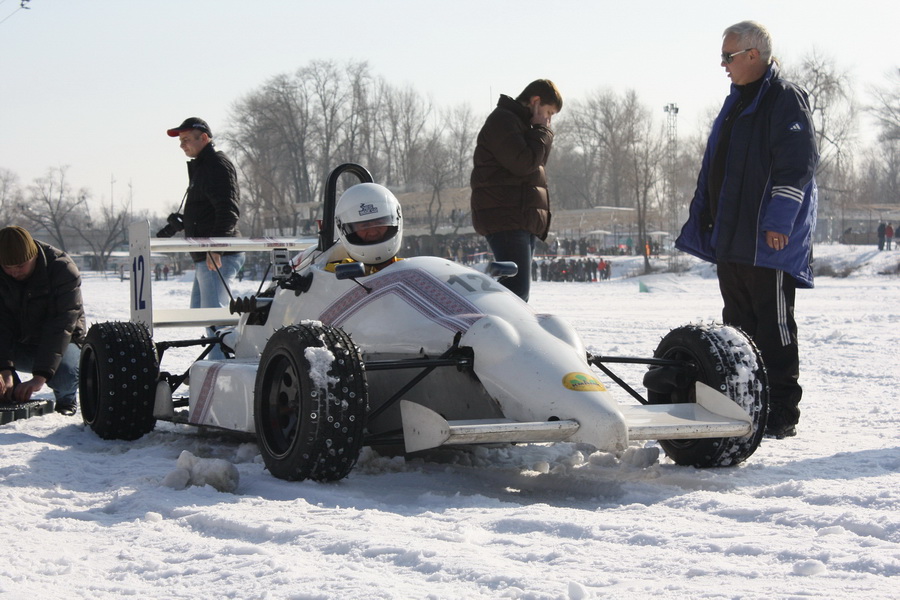 Перший заїзд на льоду автомобіля класу «Формула-1600»