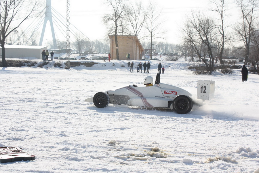 Перший заїзд на льоду автомобіля класу «Формула-1600»