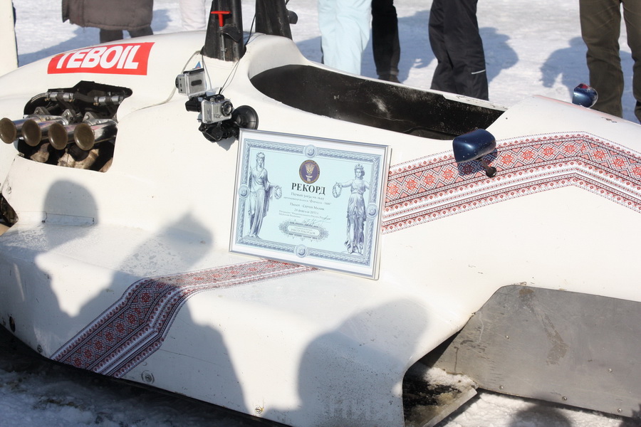 Перший заїзд на льоду автомобіля класу «Формула-1600»